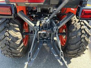 รถแทรกเตอร์คูโบต้า B2601HSD ปี 2022 - รถแทรกเตอร์ดีเซลขนาดกะทัดรัดพร้อมที่ตักด้านหน้า ขับเคลื่อน 4 ล้อ กำลัง 26 แรงม้า รับน้ำหนักได้ 700 กิโลกรัม รองรับอุปกรณ์เสริมหลากหลาย - Product Image 4