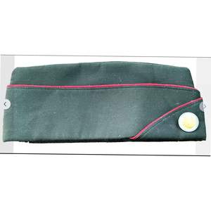 Esta es una gorra verde vintage de los Exploradores de los Boy Scouts de América con ribete rojo. - Product Image 2