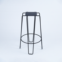 Décoration d'intérieur de luxe moderne, chaises en bois avec structure en fer, table de bar en métal, design Art Déco, marque LBN, utilisation en intérieur, occasion anniversaire