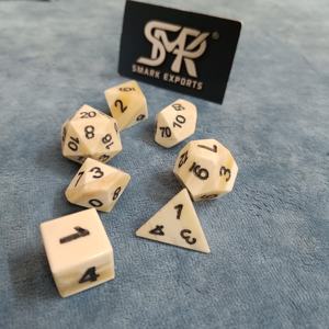 Jeu de dés RPG en os de buffle poli à la main avec des formes polyédriques complètes pour les jeux de table et les jeux de rôle - Product Image 5