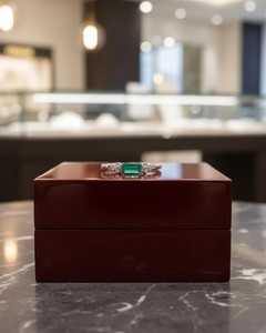 Anillo de Esmeralda Cultivada en Laboratorio, Plata de Ley 925 con Piedras Decorativas Blancas, Elegante Gema Verde, Joyería para Mujer, Proveedor Mayorista - Product Image 2