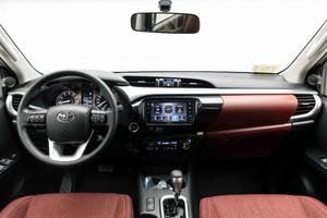 Toyota Hilux 2025 Doble Cabina 2.7L - Blanco Súper Brillante Interior Rojo, Impecable y en Excelente Estado - Product Image 5