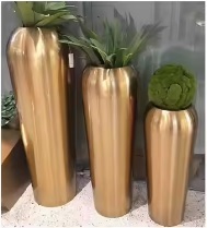 Jarrón con marco de hierro dorado en metal moderno, perfecto para una elegante decoración del hogar y elegantes exhibiciones florales - Product Image 3