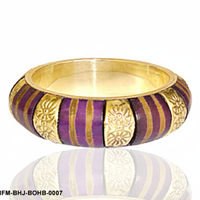 Brazalete Artesanal de Latón con Rayas Moradas y Doradas, Joyería Étnica Moderna para Mujer, Regalo Único para Fiesta