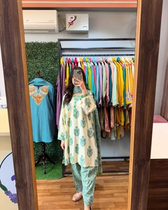 ชุดสายไฟ3ชิ้นที่สง่างาม: ชุดกางเกง kurti ที่ทันสมัยนี้มาพร้อมกับรายละเอียด kurti ที่มีชีวิตชีวาบนแอกทำให้ดูดี - Product Image 3