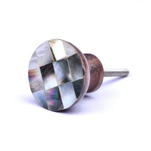 Accesorios de Ferretería para el Hogar: Tiradores de Cajones y Armarios Hechos en India, Tiradores Personalizados con Incrustaciones de Hueso en Blanco y Negro para Cocina - Product Image 1