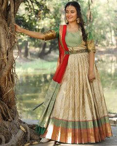 Tissu en soie Banarasi de haute qualité, tissage Zari, robe longue traditionnelle pour mariage, dupatta, tenue de soirée, conçu pour les filles magnifiques - Product Image 5