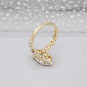 Anillo de Compromiso con Diamante Marquise Cultivado en Laboratorio y Halo Oculto con Piedras Laterales - Product Image 5