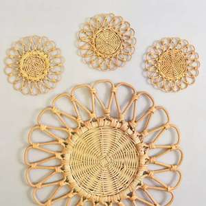 Expérience culinaire élégante, tapis et coussin artisanaux en rotin brun neuf, design floral, pour assiette ronde en rotin - Product Image 4