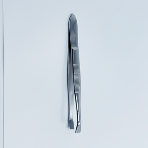 Pince à sourcils professionnelle en acier inoxydable avec pointe droite et finition polie Produit de haute qualité - Product Image 3