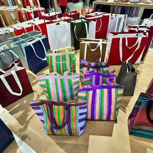 กระเป๋าชายหาดทำมือจากไนลอนรีไซเคิล ลายทอแบบแถบ ดีไซน์อินเดียดั้งเดิม ใช้ซ้ำได้ มีซิปด้านบน สีสันปรับแต่งได้ - Product Image 1