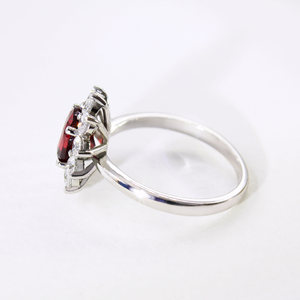 18K or blanc fantastique serti de broches diamant taille ronde et rubis du Mozambique coupe coussin serti en grappe bague de fiançailles de mariage - Product Image 2