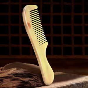 Peine de cuerno tradicional para el cuidado del cabello suave y sin enredos de Crescent Crafts - Product Image 3