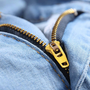 Jean droit décontracté pour homme, sur mesure, délavage moyen, motif uni, écologique, pour l'été, le printemps et l'automne, couleur et logo personnalisables - Product Image 4