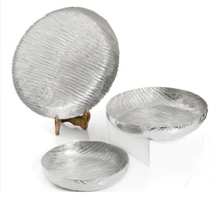 Plateau de service en métal martelé finition nickel, lot de trois, idéal pour les mariages et les réceptions - Product Image 1