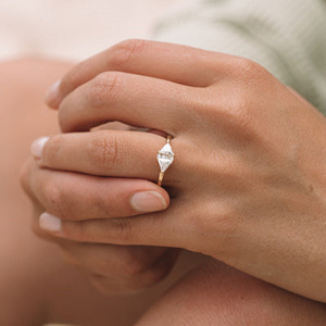 Anillo Moissanite Corte Trilliant de 1,24 Quilates Hecho a Mano en Plata 925 con Diseño Inspirado Antiguo Ideal para Compromiso o Regalo - Product Image 2