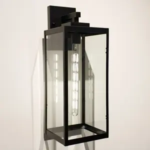 Iluminación moderna para exteriores Black London Exterior Light Small con vidrio transparente con base mediana de 1lt a precios mayoristas