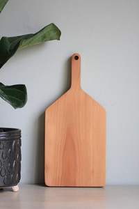 Tabla de cortar de madera natural con acabado artesanal para un estilo de cocina rústico y una preparación de comidas conveniente - Product Image 4