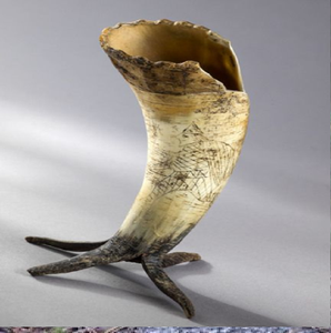 Mug en corne robuste, à texture profonde, avec une finition brun patiné. Disponible à prix de gros. - Product Image 5