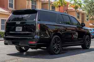 2024 Escalade ESV 4WD Platinum V8 de 6.2 Litros, Paquete de Remolque de Servicio Pesado, Propiedad del Sur, Asientos de Cuero, Volante a la Izquierda, R20 Trasero - Product Image 3