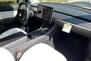 TESLA MODEL Y LONG RANGE AWD 2020 USADO, VOLANTE A LA IZQUIERDA/DERECHA - Product Image 4