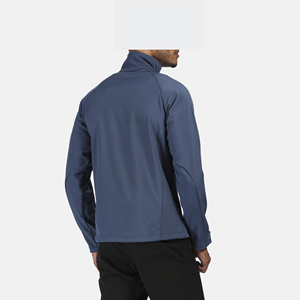 Chaqueta Softshell impermeable a prueba de viento de 3 capas para hombre, elegante y versátil, con capucha, suministro OEM, resistente al agua con cierre de cremallera - Product Image 3