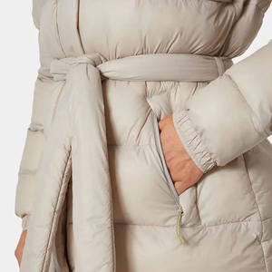 Nouveau design personnalisé gris moelleux OEM parka gonflée Grace pour femmes veste en duvet d'hiver à capuche réglable et matelassée pour femmes - Product Image 3