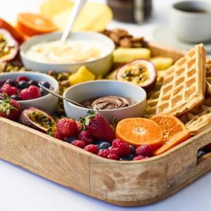 Salisbury and Co Grove Plateau de service rectangulaire en bois de manguier Plateau de petit-déjeuner en bois naturel Ottoman de style rustique - Product Image 2