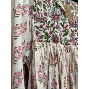 Top Gypsy para Mujer en Estampado Floral Rosa Prado, Talla Única XL, Lino Satinado Transpirable con Logotipo Bordado y Decoración de Encaje - Product Image 3