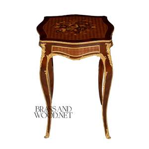 Mesa Auxiliar de Estilo Francés de Lujo con Incrustaciones Florales y Detalles Ornamentales de Latón Dorado para Decoración Clásica del Hogar - Product Image 1