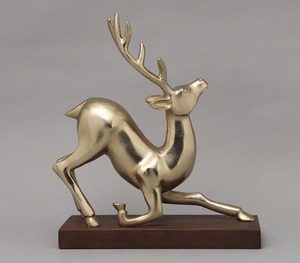 Objet de table renne antique or raffiné Décoration festive élégante Idéal pour le salon Installation de Noël ou présentation de cadeaux - Product Image 2