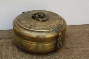 กล่องชาปัตีทองเหลืองโบราณทำมือ ดีไซน์ดั้งเดิม ของตกแต่งบ้าน ร้านอาหาร และโรงแรม โดย Kamal Art and Craft - Product Image 4