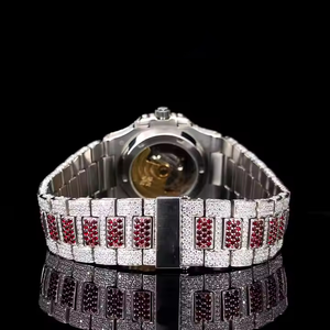 Elegante Reloj Analógico Deportivo Personalizado con Diamantes, Resistente al Agua, con Incrustaciones de Moissanita Roja y Blanca VVS, en Acero Inoxidable - Product Image 4