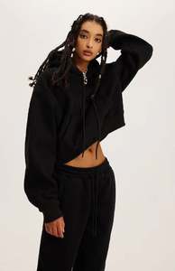 Sweat-shirt à capuche court en coton éponge avec logo personnalisé Design 3D en relief Sweats à capuche courts brodés Boxy pour femmes - Product Image 2