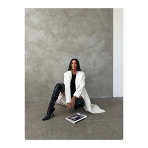Abrigo Largo de Mujer con Plumas Estilo Tailandés y Tacón de Bota de Punta Fina - Product Image 1