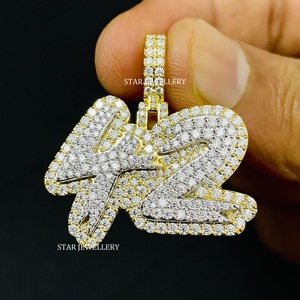 Colgante Personalizado con Número de Moissanita VVS, Plata de Ley 925, Corte Brillante Redondo, Estilo Hip Hop Unisex - Product Image 4