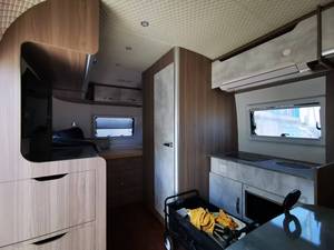 Caravane de camping-car moderne et légère 2025 pour 4 personnes avec cuisine et salle de bain - Product Image 5