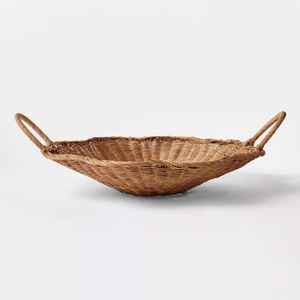 Plateau de service rond artisanal en rotin tressé avec poignées, organiseur de table basse décoratif en osier et plateau de présentation - Product Image 1