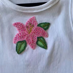 Breloque de sac en forme de lys perlé, broderie artisanale, porte-clés, accessoire de sac à main - Product Image 1