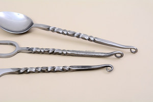 Ensemble de vaisselle élégant antique forgé à la main torsadé médiéval à poignée frisée 3 pièces - Product Image 2