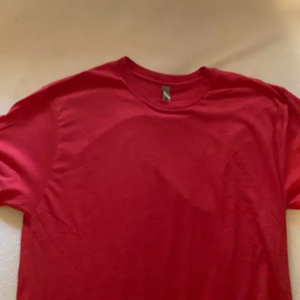 เสื้อยืดผ้าคอตตอนผสมโพลีผ้านุ่มและพอดีสำหรับผู้ชาย - Product Image 1