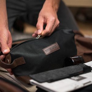 Tondeuse électrique pour le corps et les poils pubiens avec lame en céramique pour le nez et les oreilles, trousse de toilette incluse - Product Image 3