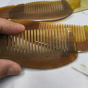 COLORES HECHOS A MANO CUERNO BUFFALO PEINES AL POR MAYOR Peines de cuerno antiestáticos naturales para regalos de vacaciones por artesanía creciente - Product Image 3