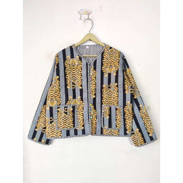 สีเทาเข้ม