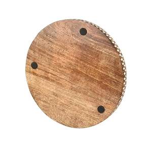Bandeja redonda de madera para servir, hecha a mano con madera natural, con borde decorativo con puntos blancos, perfecta para la decoración del hogar. - Product Image 5