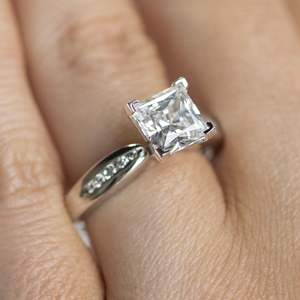 Anillo de Compromiso de Moissanita con Corte Princesa y Engaste de Canal para Mujer, Estilo Lindo en Plata 925 y Oro Rosa - Product Image 3