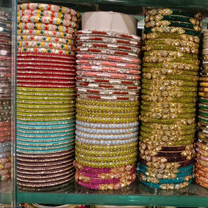 Bracelets à la mode Kundan Latkan avec de superbes bracelets à la mode en pierre de perle pour les mariages et les vêtements de fête - Product Image 2