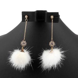 Boucles d'oreilles en fourrure pour femmes - Blanc - Product Image 1