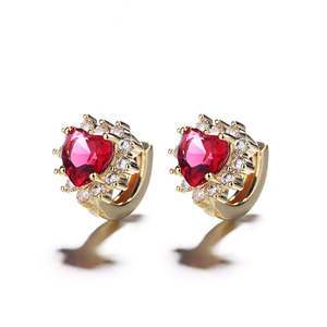 Orecchini a perno con cuore di rubino e chiusura a Omega - Product Image 3