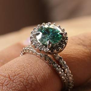 แหวนแต่งงานทองคำ 18K สไตล์วินเทจ ประดับเพชรทรงกลมสีน้ำเงินแบบ Halo สำหรับผู้หญิง - Product Image 1